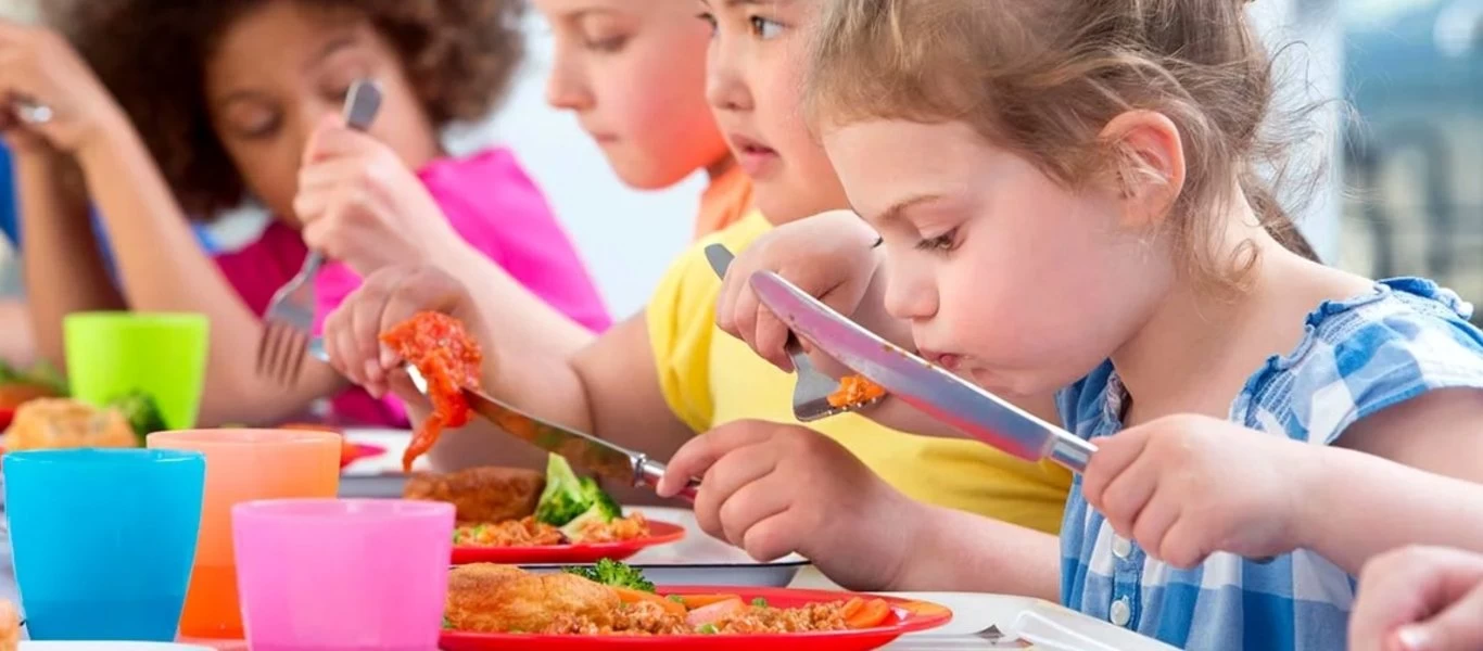Παιδική παχυσαρκία και διαφημίσεις των fast food - Τι αναφέρει η έρευνα του ΠΟΥ;